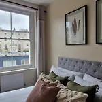 Idyllic Abode In Picturesque Clifton Village *