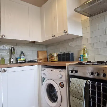 Idyllic Abode In Picturesque Clifton Village Apartment *