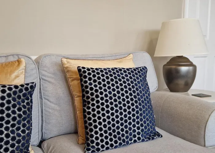 Idyllic Abode In Picturesque Clifton Village *