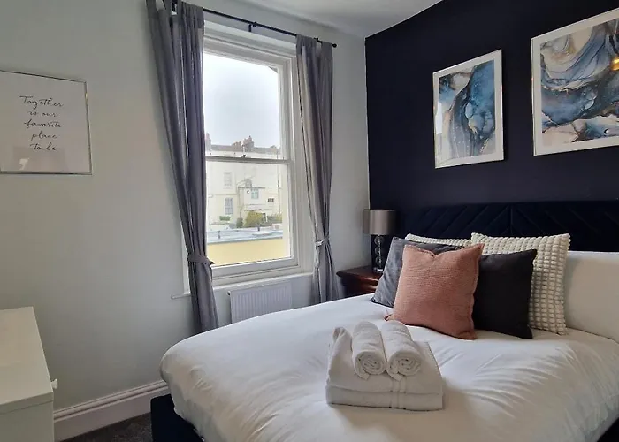 Idyllic Abode In Picturesque Clifton Village