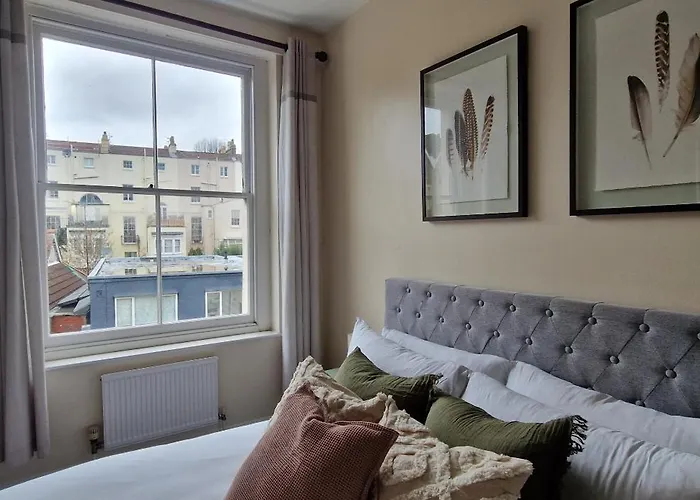 Idyllic Abode In Picturesque Clifton Village *